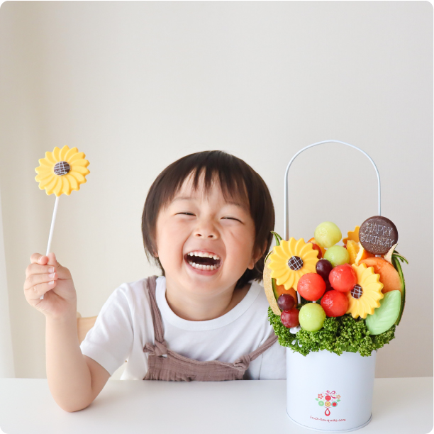 笑顔の子供とフルーツブーケ
